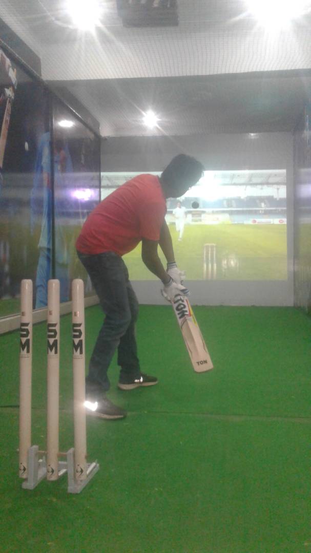 Virtual Cricket Simulator With Leverage bowling machine with auto feeder- cricket simulator